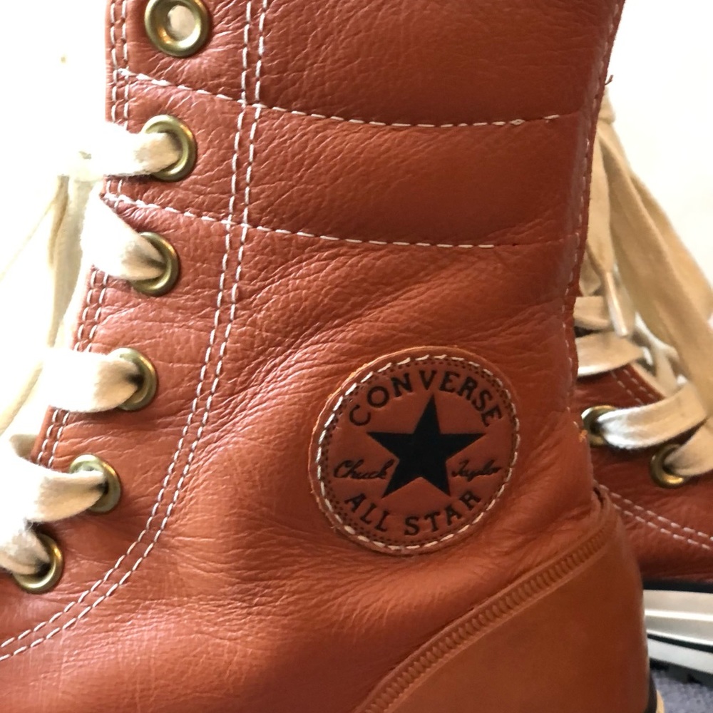 Converse shearling lined high tops in cognac brown color. Size 6. - Picture 5 of 5